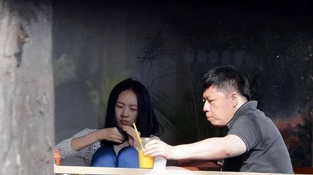 原创张默的一顿打童瑶沉寂了9年靠着大佬老公她又成功翻红