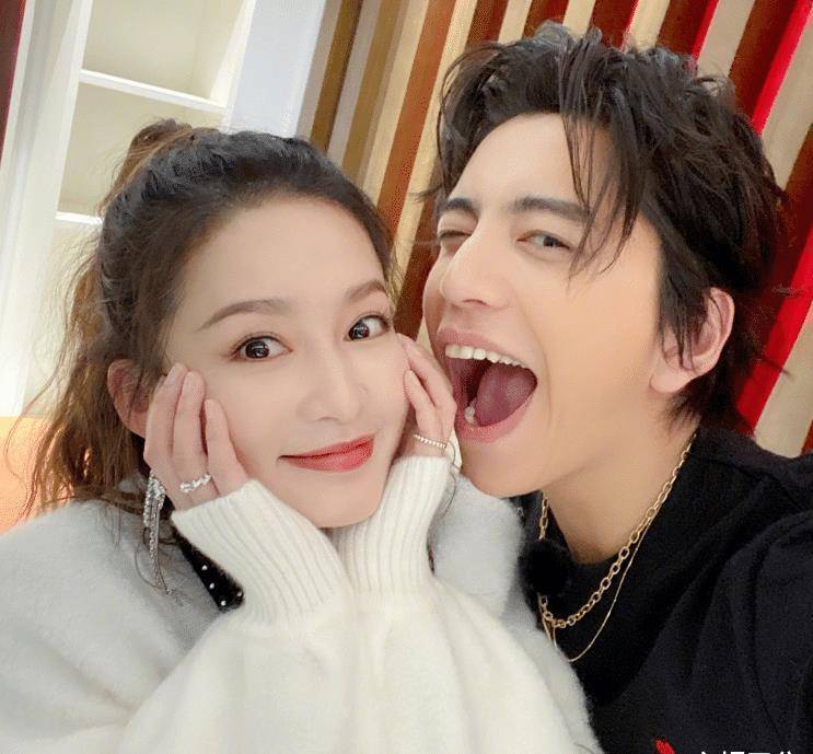 《狼殿下》超强售后,李沁王大陆同晒合照,两人动作却很亲密!