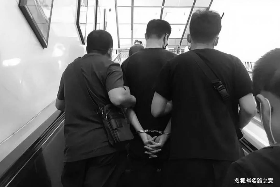 2月13日深夜,一辆警车往岳阳方向急驶,教导员毛柳成率领四名干警于