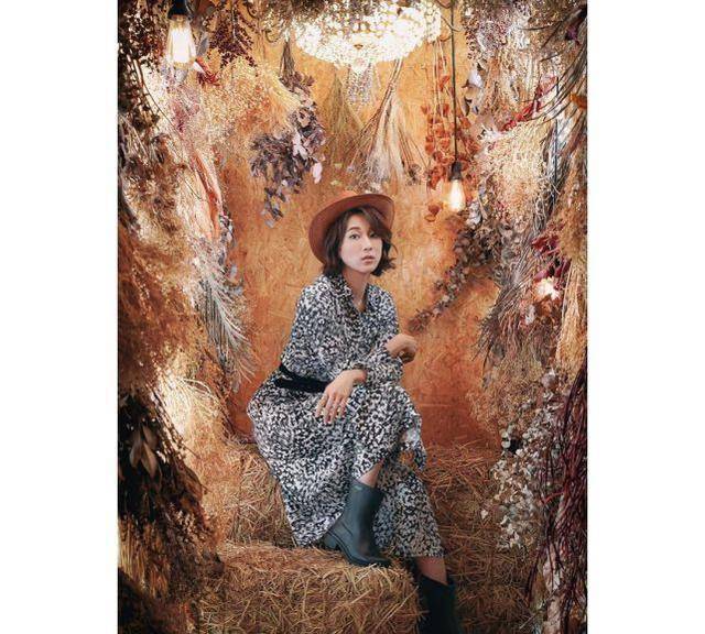 时候钟嘉欣再次遮挡住孕肚,其实看不到孕肚的话还真发现不了她怀孕了