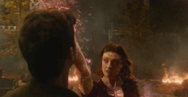 本该死亡的她却被激活了体内的凤凰之力,琴·葛蕾因此黑化,不辨敌我