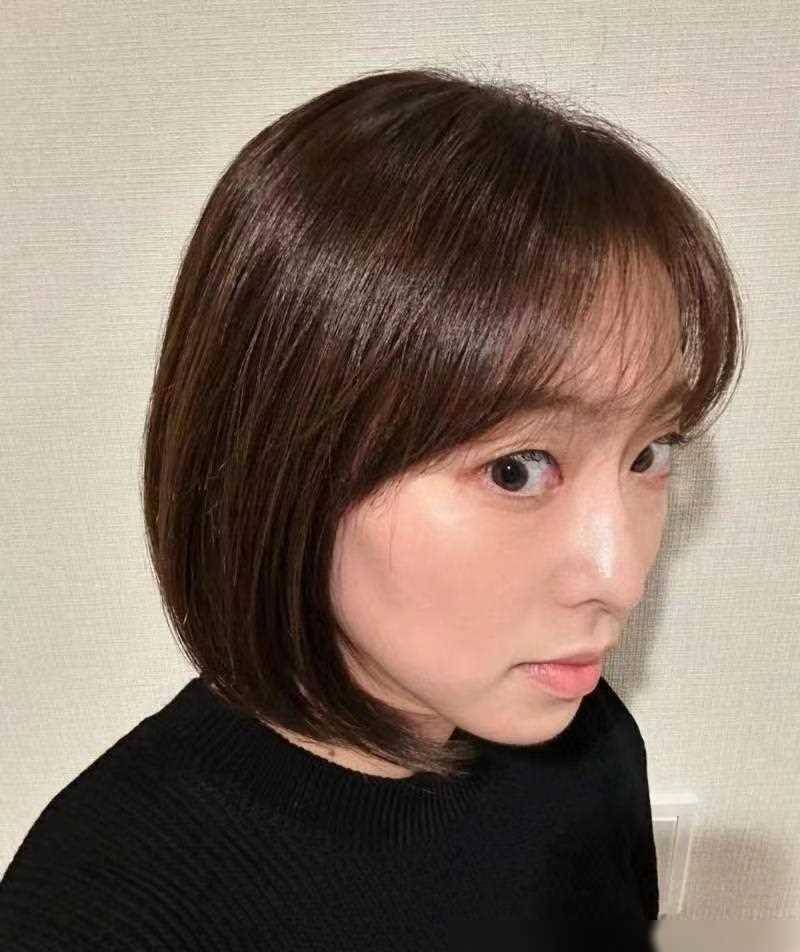 石川佳纯惊艳亮相我的脚穿着黑色高跟鞋我的全家福曝光了我的妹妹