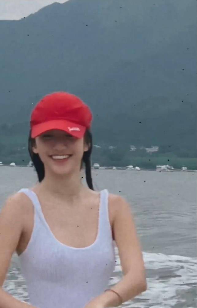 吴千语不受林峯张馨月生女儿影响晒与异性友人海上冲浪合体共庆双节
