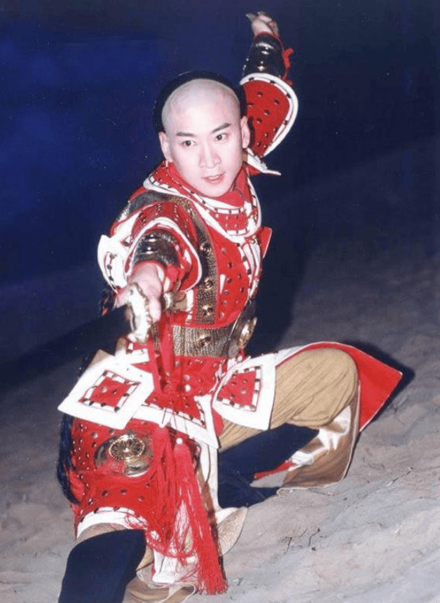 定好的剧本,几次修改台词,苏有朋,陈志朋等人说他在拍戏的时候打人