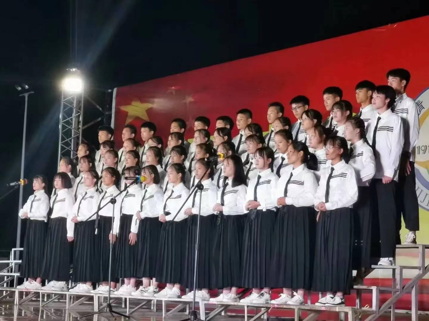 初中生校园音乐比赛中自信演唱《向云端》,通过姿势变化控制音调