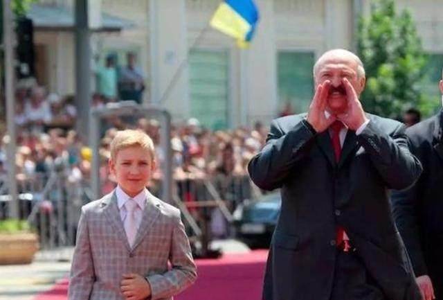 这个小孩就是有白罗斯"太子"之称的尼古拉·卢卡申科,出生于2004年的