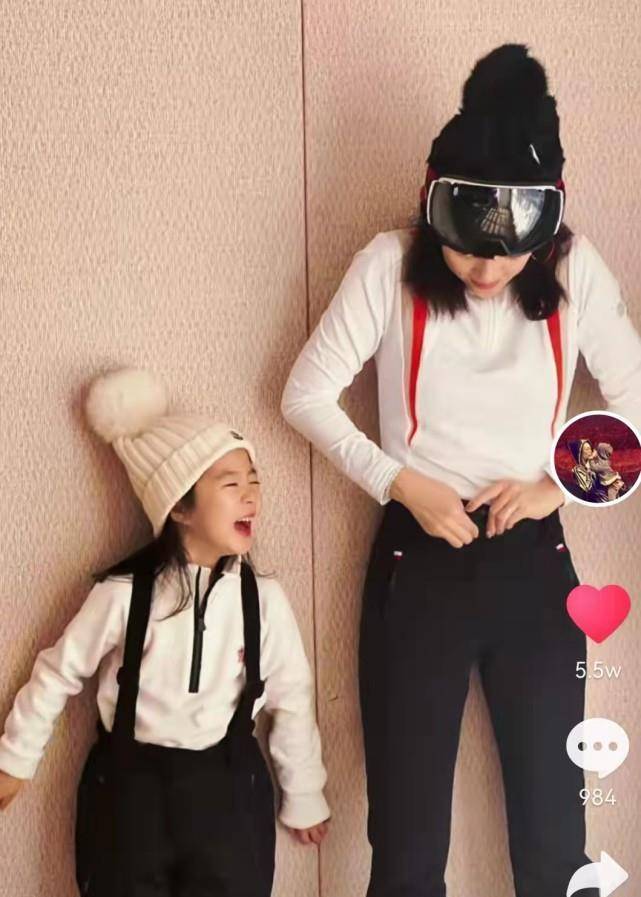 原创章子怡记录女儿双板滑雪换上新战衣后模样超帅气最后玩累到坐着打