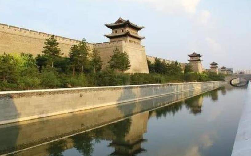 城墙四周有护城河,共有62座雄伟的门楼,角楼和瞭望楼,其中门楼4座穿过