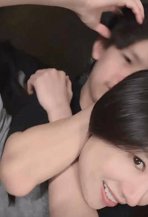 原创董洁吃儿子零食,顶顶穿秋衣秋裤不让拍,搂着妈妈脖子撒娇超幸福