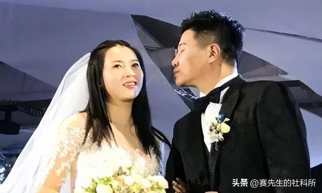 当时她坐在餐桌前,一边的李光洁为她整理衣领的照片传遍了
