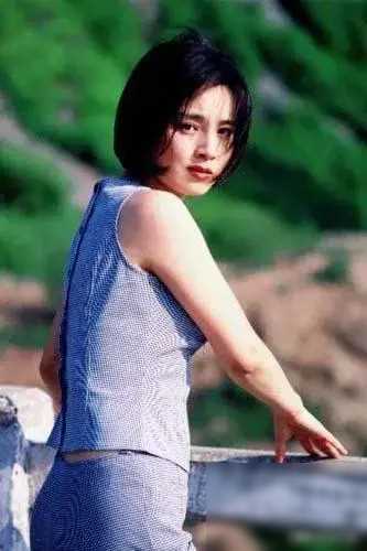 巅峰隐退嫁英达弟遭弃,为女至今未嫁,人生波折不改母爱光辉_赵晓霞