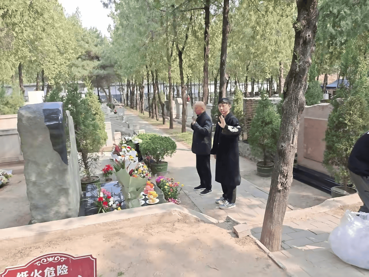 原创陈佩斯携儿子祭拜父亲与冯巩形成鲜明对比陈大愚动作惹称赞