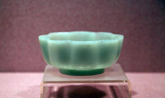 原创老头买了一个玉碗儿子怕上当找专家鉴宝专家看后价值百万