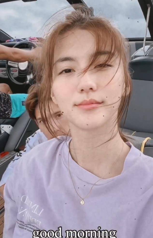 吴千语不受林峯张馨月生女儿影响晒与异性友人海上冲浪合体共庆双节