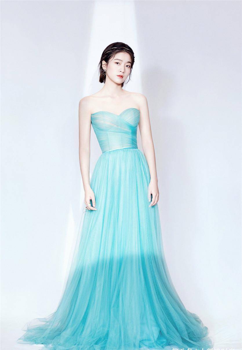 张雪迎22岁就有宠儿身材清纯中带着妩媚穿丝带裙凹凸有致