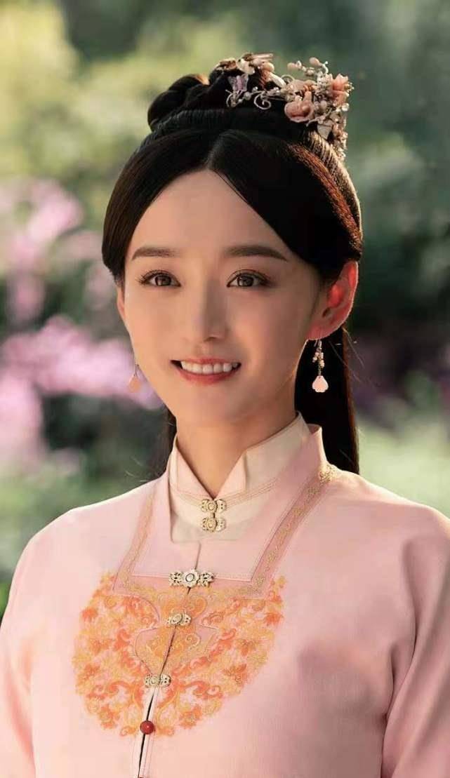 原创何泓姗晒与妈妈合照称要一起参加节目两人鼻子眼睛一模一样像姐妹