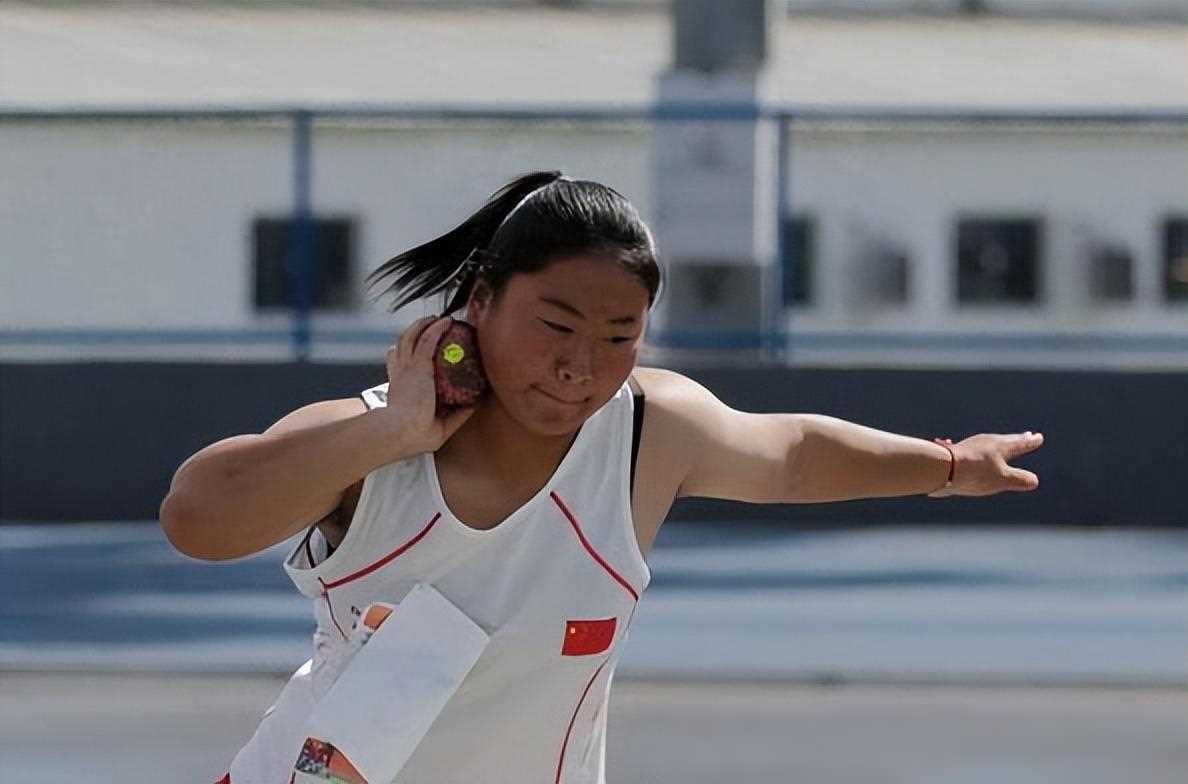 原创中国田径双刀流女投掷选手首秀夺冠的少年奇迹