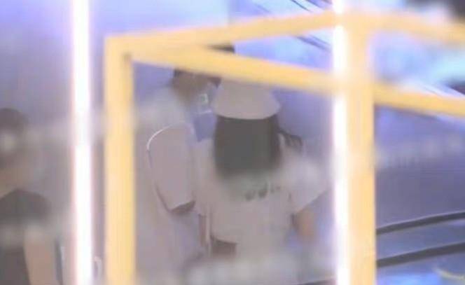 高伟光与圈外女子亲密出行,发同款别墅图疑在一起_李莉华_网友_生活