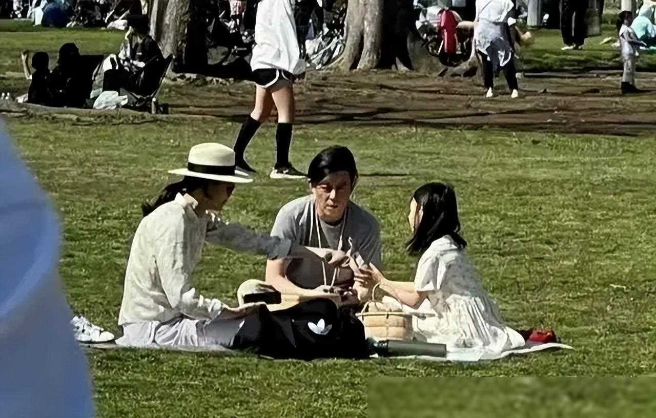 陈冠希一家三口日本野餐日式穿搭引热议