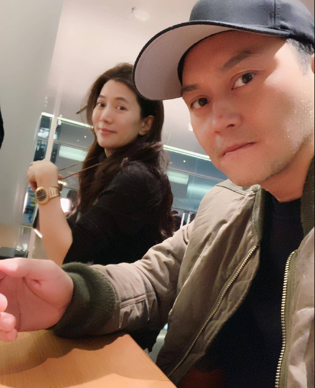 直言想剪短发,被身后袁咏仪抢镜,网友表示别让靓靓剪_夫妻_老婆_穿着