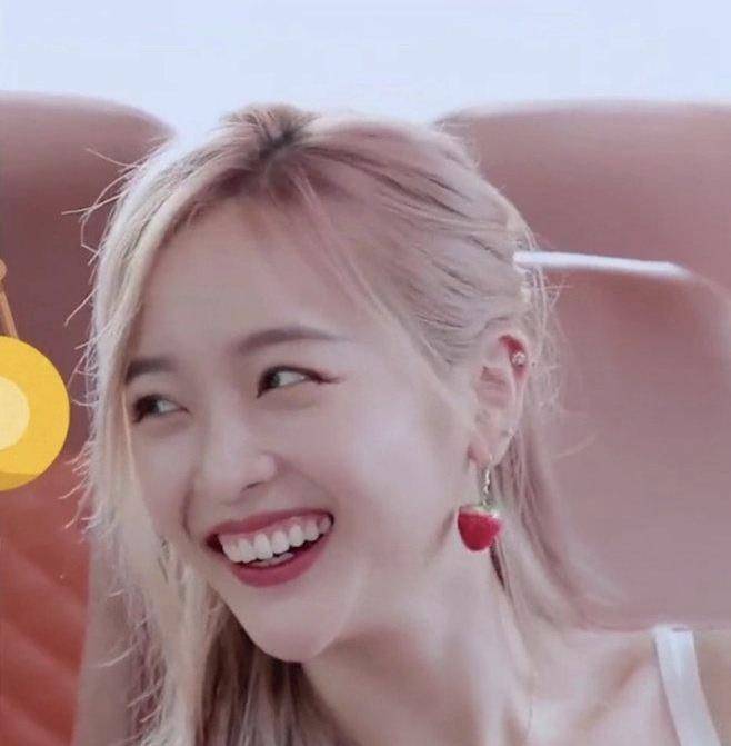 原创吴宣仪衣服故意穿大一码抬起胳膊的瞬间直男粉沸腾了叫粉丝宝贝好