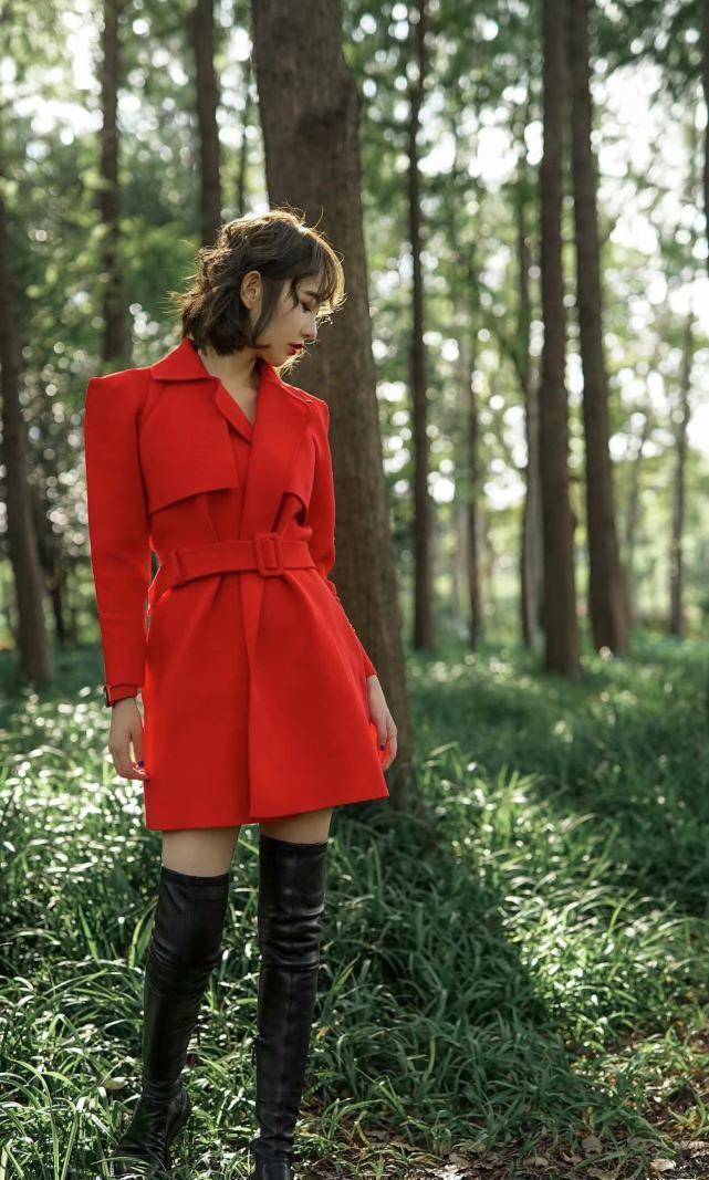 2022年学孙耀琦穿橘红色大衣搭配黑色高筒靴,又帅又有气质