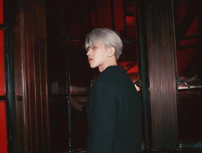 并且,蔡徐坤再度迷上他那耀眼的银发,尽管时过境迁,但他一剪短发,他的