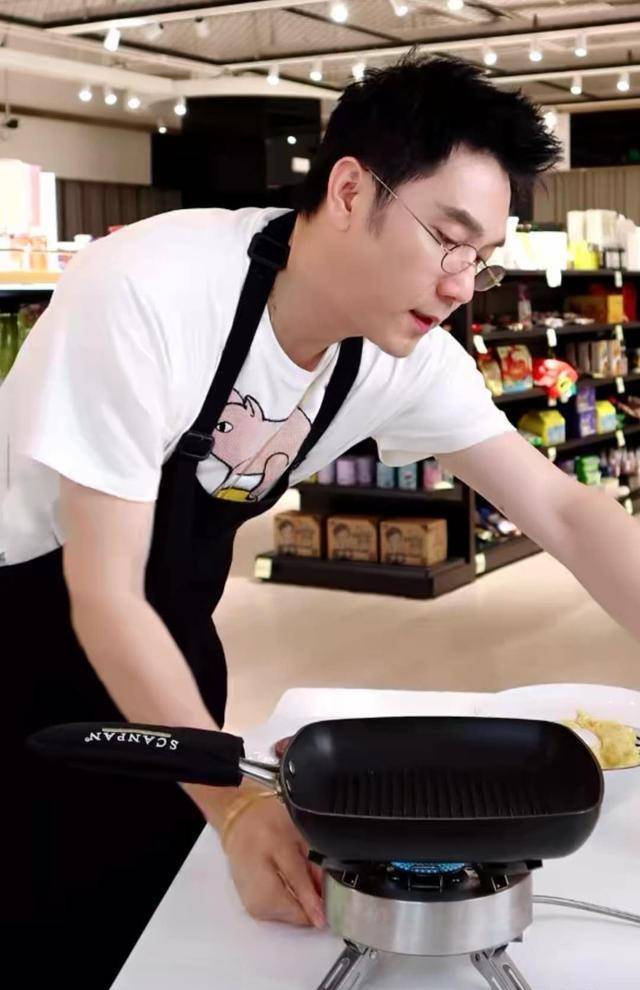 原创凭借一曲爱情鸟走红出道就是巅峰如今出镜带货卖牛排被称为是魔鬼