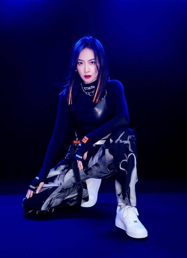 原创不愧是金鹰女神宋茜火焰橙挑染发现身晚会完美驾驭机车混搭风