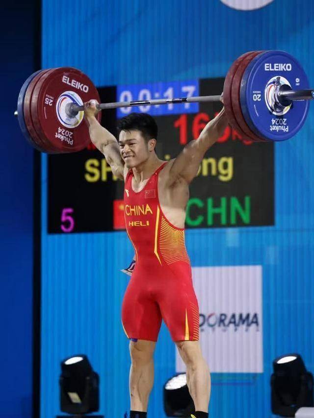 爆冷丢金!30岁举重奥运冠军被黑马绝杀,对手破世界夺_