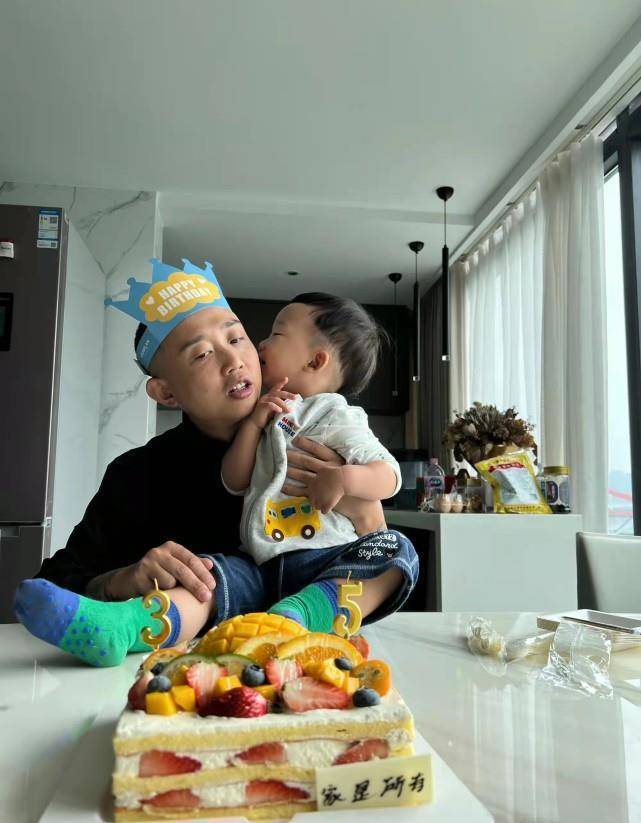 王斯然微博晒图一家三口甜蜜日常gai被夸有少年气