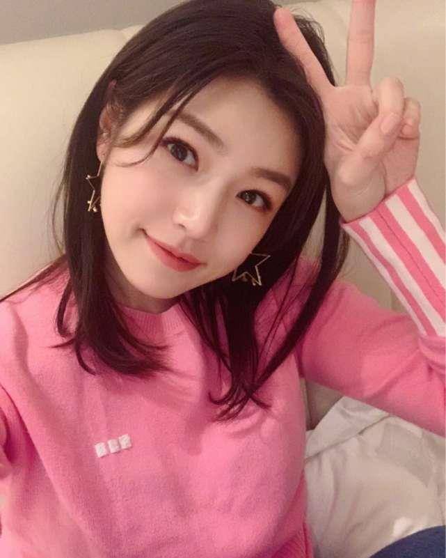陈妍希为姐姐家女儿庆祝生日,素颜出镜胜似亲生,眉眼如同复制粘贴