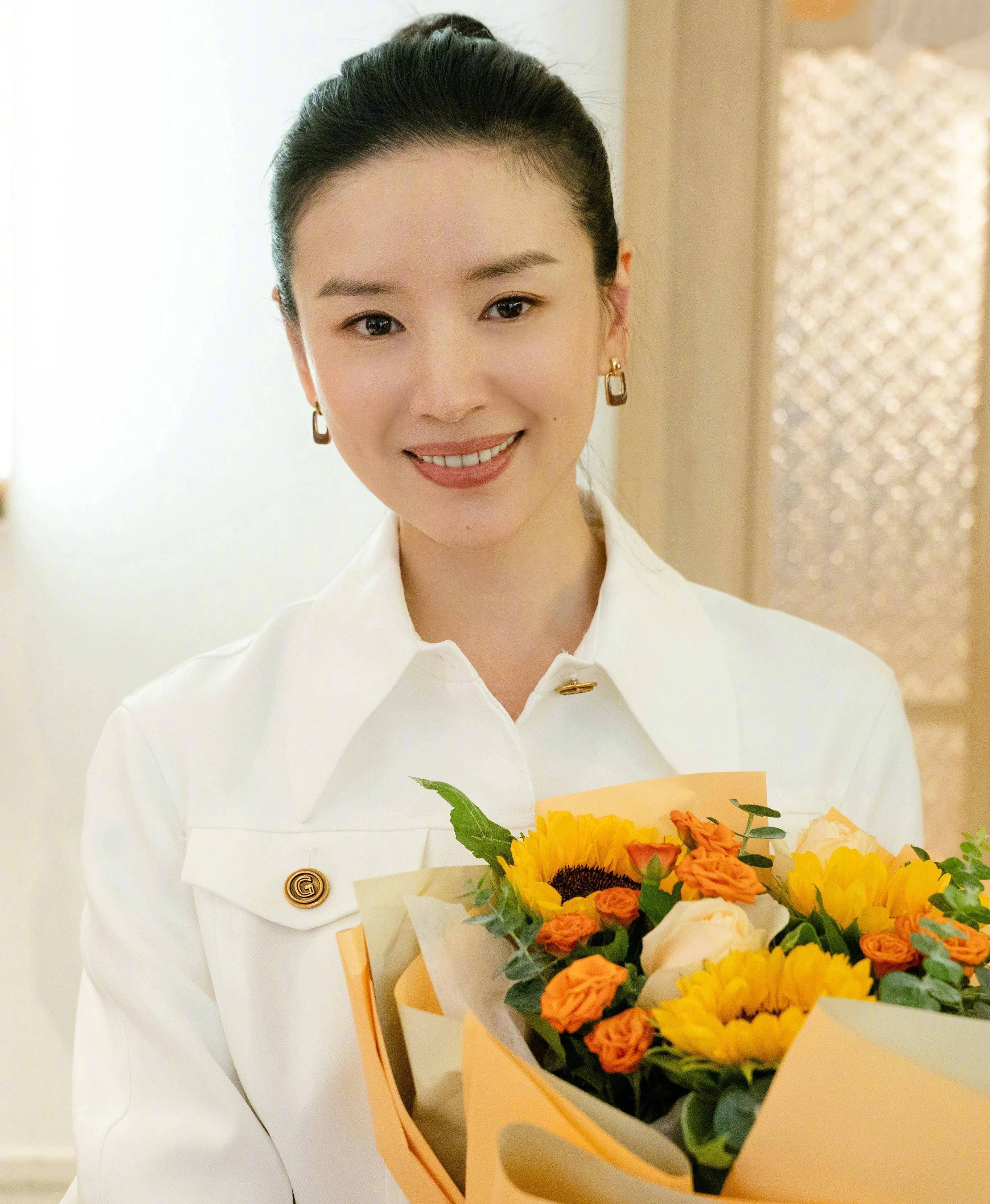 演员董洁,分手后带着儿子生活,为何不让父子相见?