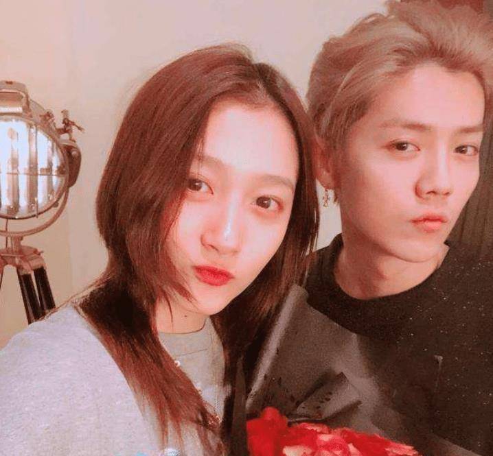 原创张檬更博晒情侣装合照,配图戒指却成为了亮点,令人祝福