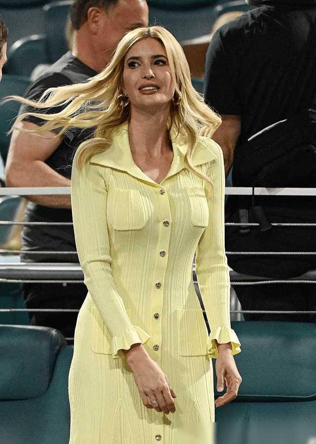 原创伊万卡与男子再度携手共度欢乐时光身着鹅黄色长裙的她看上去如