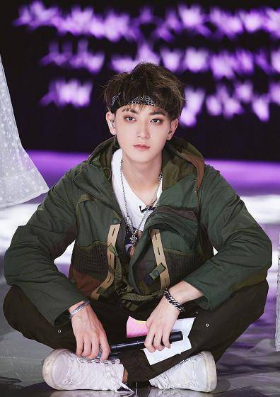 黄子韬创3穿搭成亮点水墨涂鸦套装时尚感爆棚