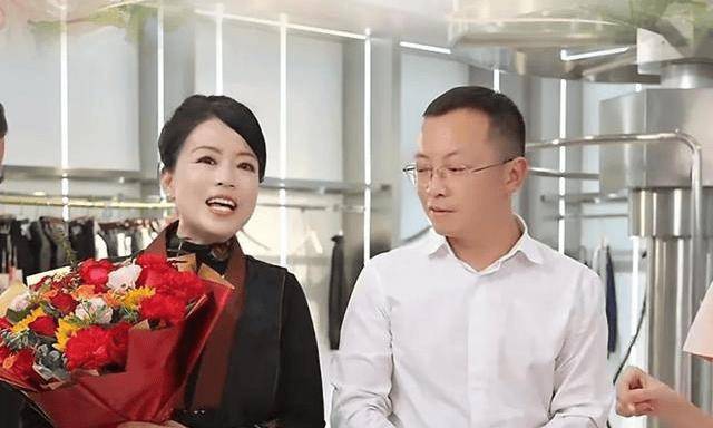 许敏晒一组踏青照片淡雅绣花上衣与景致相得益彰气质优雅从容