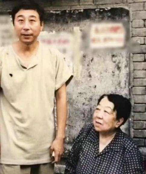 他的母亲叫刘益素,家世同样显赫,在那个年代冯巩父母的爱情故事实在