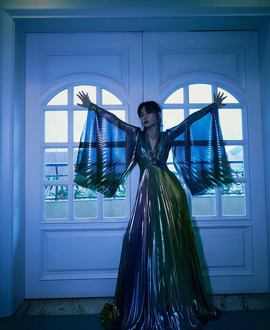 周笔畅大胆抛开中性风一袭蝴蝶流光百褶裙演绎甜酷风画风超可