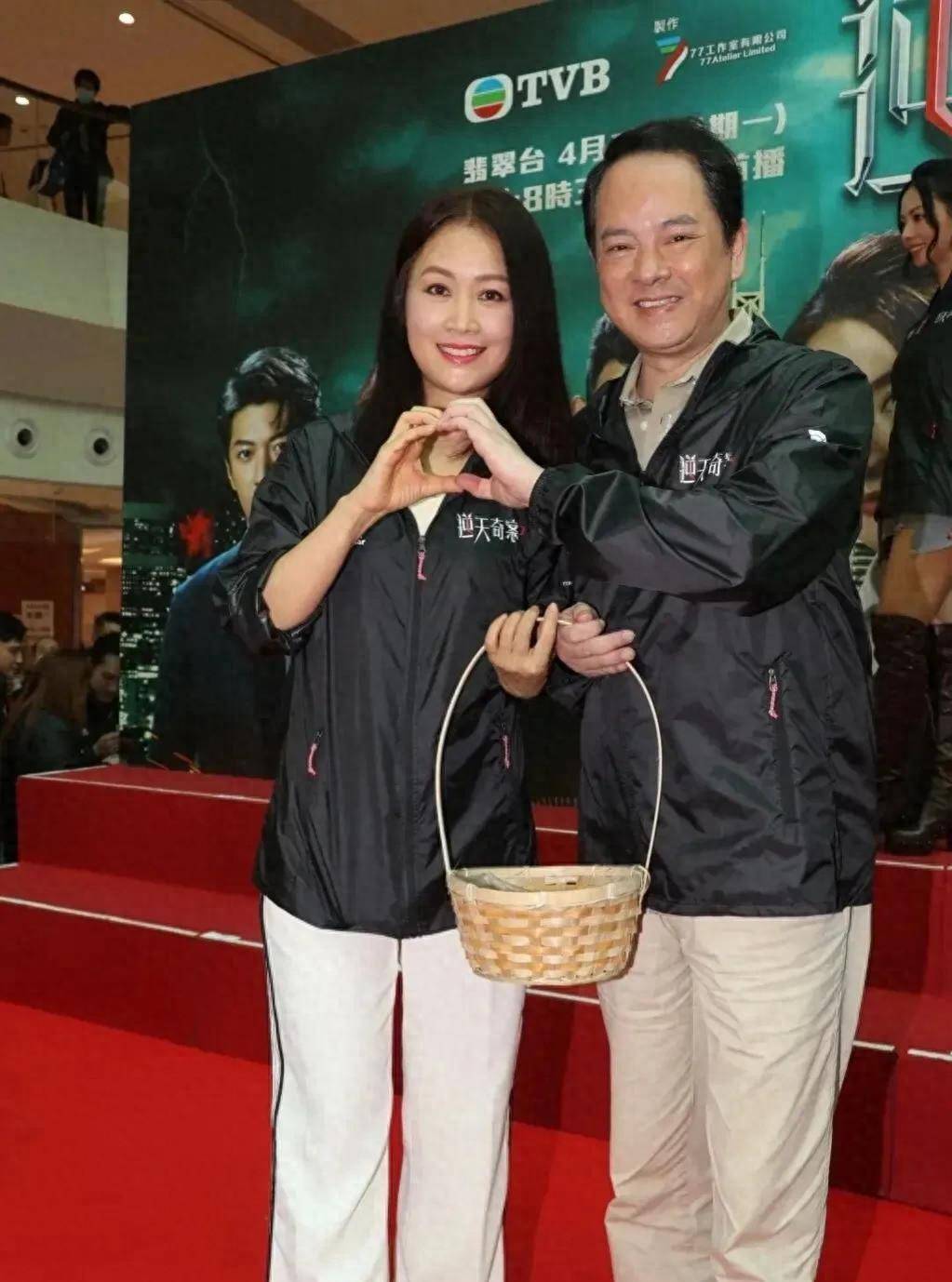 原创把老公熬成了爹年过5旬的梁小冰瘦身成功大7岁的丈夫老太多了