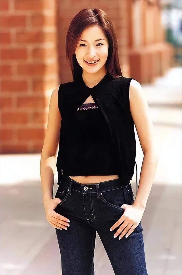 萧亚轩17年18个男友?曾与小16岁学生恋爱,她真的快乐吗?