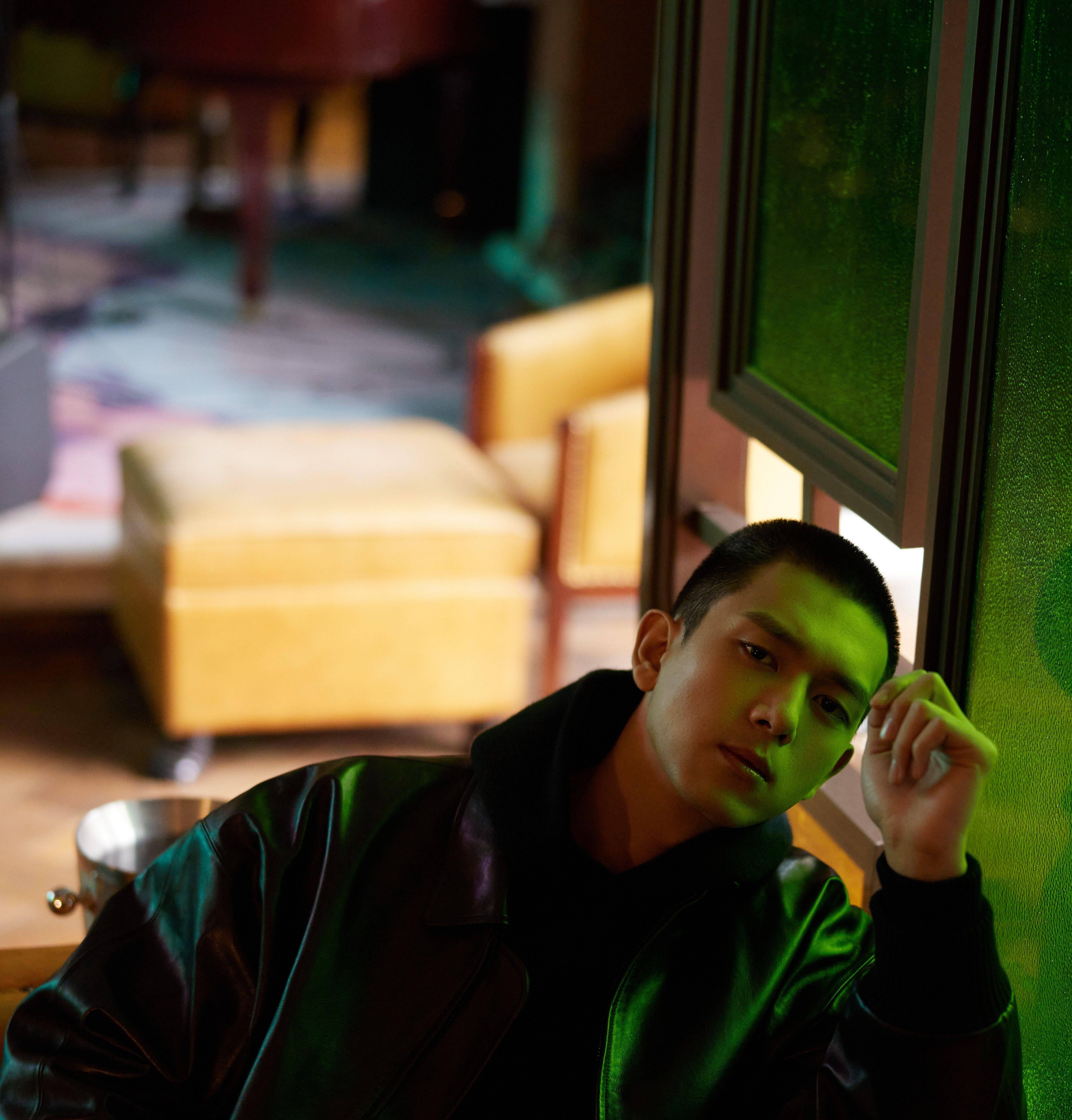 在采访过程中,刚刚踏入演员行业的陈立农向身侧的李