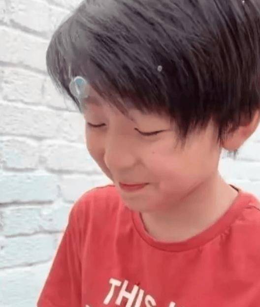 原创张柏芝罕见晒儿子帅照二儿子颜值超高像极了父亲谢霆锋
