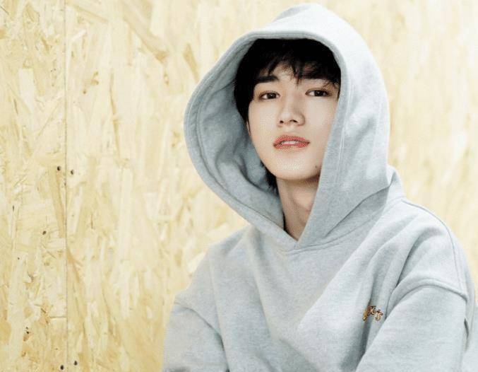 原创宋亚轩晒日常练舞视频一身黑色帅气又高冷谁料手臂线条更吸睛