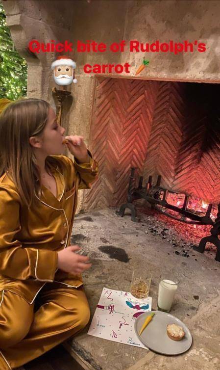 小七穿着金色的睡衣,坐在书桌前一本正经的给圣诞老人写信,说是信