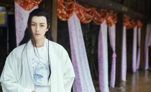 女主郑湫泓饰演的是林洛景,是一位