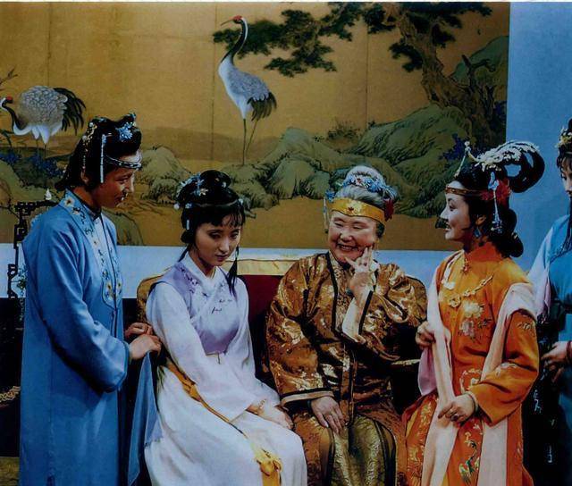 王熙凤卖乖讨巧,却触动贾母的怨愤往事,当众让王夫人下不来台_贾宝玉