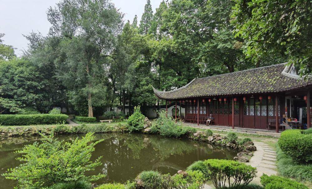 随园之后,袁枚又将随园东西两面的山林田地池塘也都购置下来,并分租给