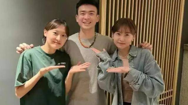 郑思维一家三口出游,妻子颜值爆表,与蔡侑玎相似程度引发热议