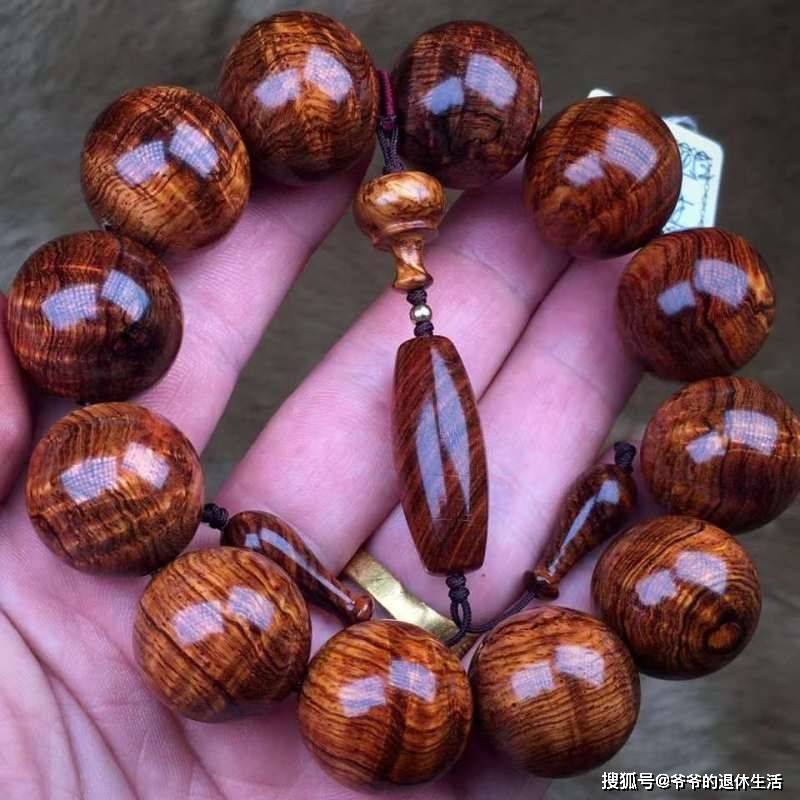 海南黄花梨手串棕眼大小和品质有关吗